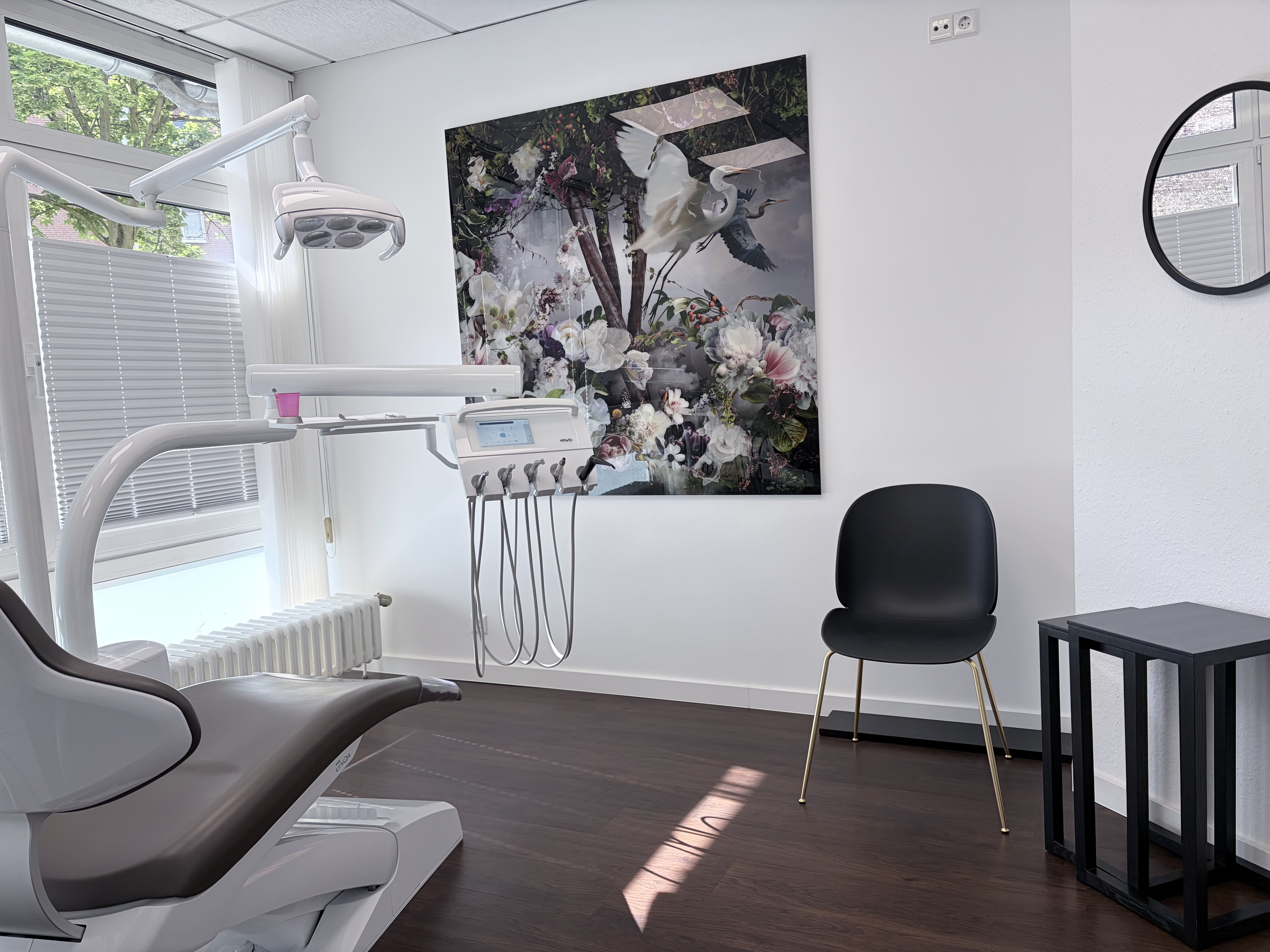Behandlungsraum mit Kunstwerk in der Zahnarztpraxis Dr. Miriam Maiß
