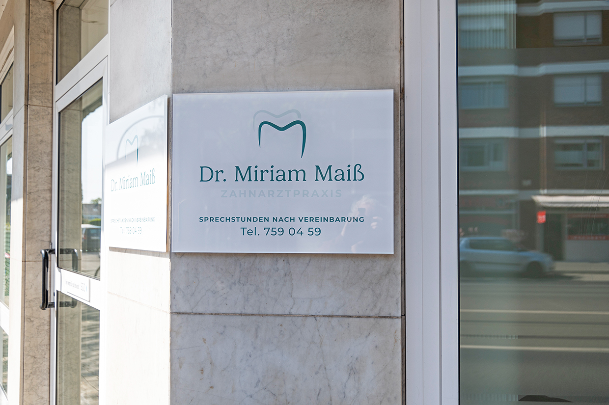 Praxisschild der Zahnarztpraxis Dr. Miriam Maiß